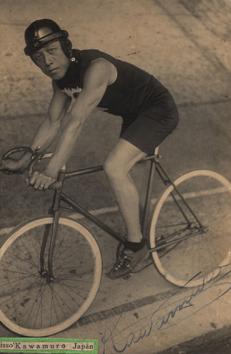 Kawamuro, Kisso  | (!892-1973) S/W-Foto mit original Signatur von Kisso Kawamuro (JAP). Kawamuro war Profiradfahrer und nahm 1926 als erster Japaner an der Tour de France teil. Er schied bereits nach der ersten Etappe aus, sein zweiter Versuch ein Jahr später endete mit dem gleichen Ergebnis. Erste siebzig Jahre später, 1996, nahme der nächste Japaner an der Tour de France teil!. 14x9 cm