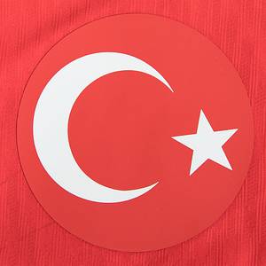 match worn shirt Turkey 2024 Arda Güler - Match worn / issued shirt of Türkiye with number 17 worn by Arda Güler in the friendly match Hungary v Türkiye (1:0) on March 23, 2024. With match print "Macaristan - Türkiye 22 Maart 2024". Güler came on as a substitute in the 61st minute. Status:AAB  --short sleeve; Size "M"; Turkish national coat of arms and Nike logo thickly rubberized; match print; shirt number, name of Güler, thinly gummed. Manufacturer: Nike - Dri-Fit ADV. --The shirt comes from a kit manager from Hungary. This shirt is said to be an exchange shirt that a Hungarian player swapped with Güler. -- shirt slightly stained.  ---Arda Güler (born 2005) is the talent of the year in Turkish football. He won the Spanish double with Real Madrid in 2024. Condition: A- - Bild 4
