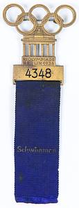 Teilnehmerabzeichen 1936  | Teilnehmerabzeichen „XI.Olympiade Berlin 1936“ nummeriert „4348“ für Athleten Bronze. Blaues Seidenband mit dem Aufdruck "Schwimmen". Hersteller Lauer, Nürnberg, 11x4,5 cm. - Bild 2