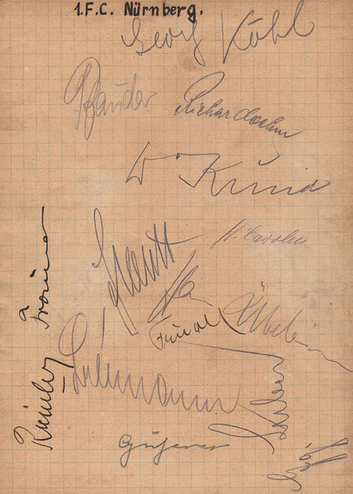 Nürnberg,1.FC - 1936  | Blancobeleg mit 12 original Signaturen der Spieler des 1.FC Nürnberg aus der Zeit von 1934 - 1937: Georg Köhl (1910-1944; 1 DFB- A-Lnderspiel 1937); Heinz Carolin (1911-95); Willi Billmann (1911-2001); Hans Uebelein (1914-71); Seppl Schmidt (1908-94), Richard Oehm (1909-1975; 3 DFB-A Länderspiele); Friedel (1913-1986; 1LS); ; Willi Kund (1908-1967; 2LS); Pfaender, Luber, Gußner Trainer Riemke u.a. 19,5 x14 cm
