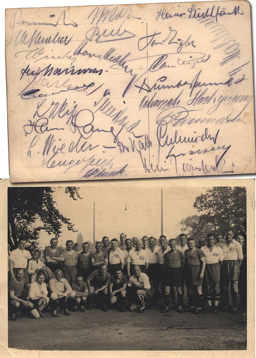 Nürnberg / HSV - 1926 / 1927  | S/W-Foto von den beiden Mannschaften des Hamburger SV und 1.FC Nürnberg aus der Zeit von 1926 oder 1927. Auf der Rückseite 18 original Signaturen der Spieler. 12x 1.FC Nürnberg: Wolfgang Strobel (1896-1945 4 A-Länderspiele. Top Rarität!); Hans Kalb (1899-1945; 15 A-LS), Heiner Stuhlfauth, Hochgesang, Bumbas Schmidt, Georg Winter, Toni Kugler (1898-1962; 7 LS); Ludwig Wieder (1900-1977; 6 LS); Rollmüller, Carl Riegel (1897-1970; 7 LS). 6x Hamburger SV: Hans Lang (1899-1943; 10 DFB A-Länderspiele. TOP RARITÄT!!!); Carl-Heinz Mahlmann (1907-1965); Wilhelm Blunk (1902-1975, 1 LS); Albert Beier (1900-1972; 11 LS); Asbjorn Halvorsen (1898-1955) und Carlsson.  14,8x10,5 cm