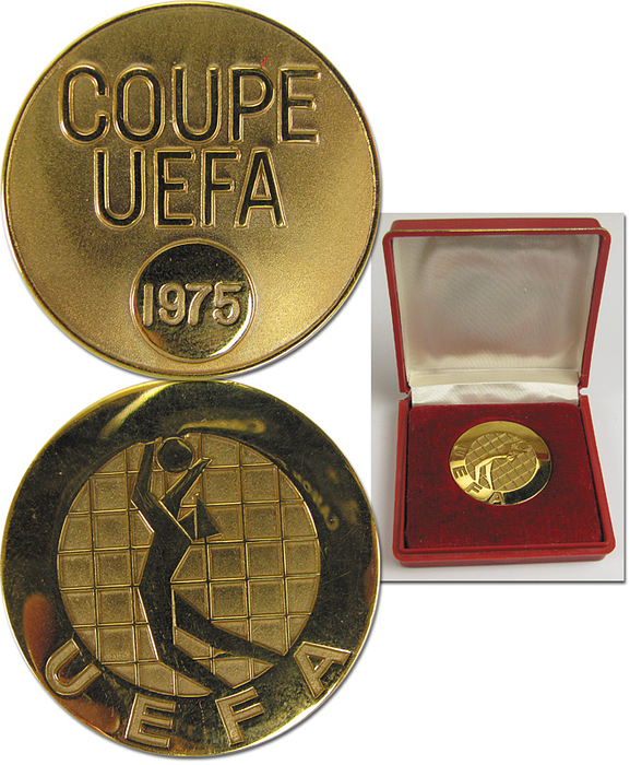 Siegermedaille 1975  | Offizielle Siegermedaille für den Gewinner des UEFA Cups 1975 Borussia Mönchengladbach am 7.5.1975 + 21.5.1975 gegen Twente Enschede (0:0 + 1:5) von Henning Jensen 1949-2017). Mit der Aufschrift "Coupe UEFA" und Gravur "1975". Bronze, vergoldet, 3,3 cm in original Box.