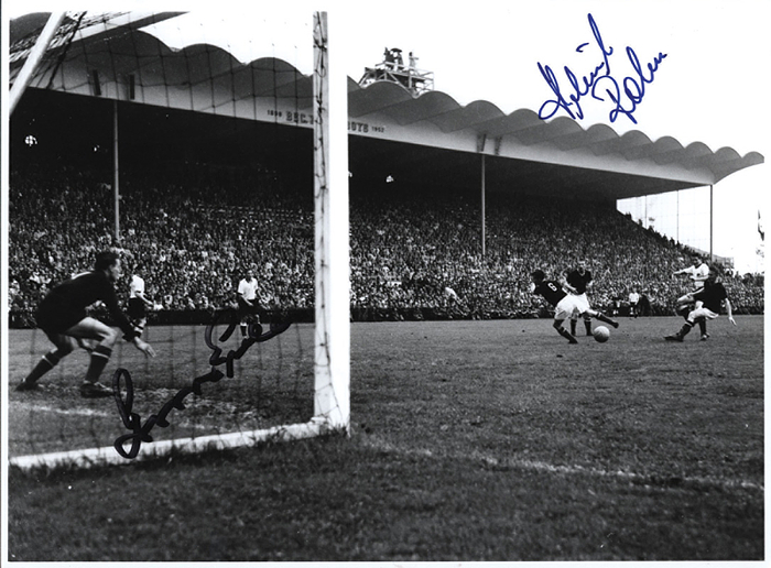  - World Cup 1954 Autographed Pressfoto Final: Match goal from Helmut Rahn (3-2) with original autograpah from Helmut Rahn and Groscis, 24x20 cm Condition: A