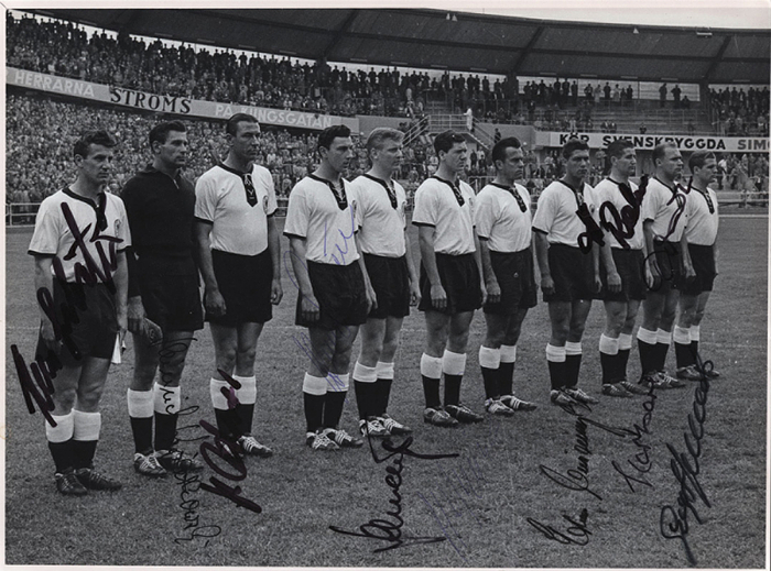 Nationalmannschaft 1958  | S/W-Foto deutsche Nationalmannschaft in Schweden bei der Fußball-Weltmeisterschaft 1958. 24x18 cm. Mit 11 original Signaturen der Spieler. Komplett Signiert