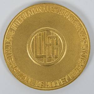 Siegermedaille 1961  | Goldmedaille der Eishockey - Weltmeisterschaften 1961 in Genf / Lausanne mit der Inschrift „Championnat du Monde. World Championship 1961". Bekamen die Spieler von Kanada für den Weltmeister Titel. Hersteller: "G.Berad". Bronze, vergoldet, 6 cm. - Bild 3