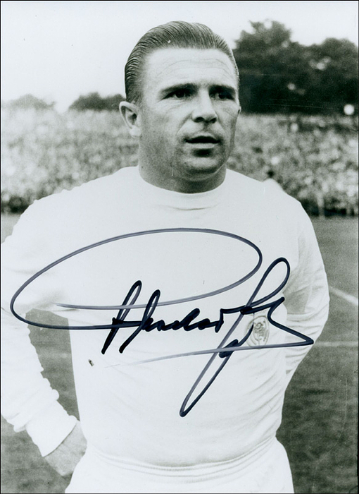  - (1927-2006) B/W repro photo with original signature by Ferenc Puskas. 17x12.5cm Condition: A