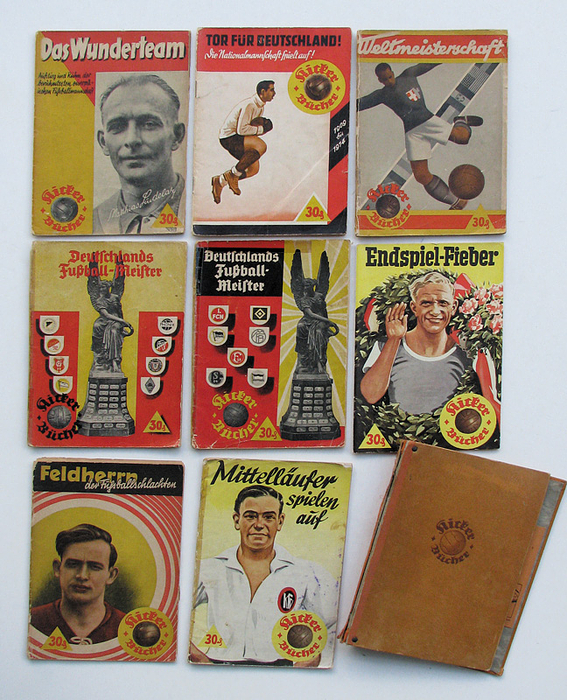 Sorry, no english description is available. ...  - 320 Seiten, 16x24cm, Karton, zahlreiche Fotos, Kicker 1937-1939. Condition: C.....Die Hefte wurden von der bekannten Fußballzeitung „Kicker“ ca. 1938 veröffentlicht und sind sehr selten zu finden. Zustand der Hefte ist gut. Der Rücken des Sammelordners ist angeplatzt. Es fehlen die Sortierdrähte.