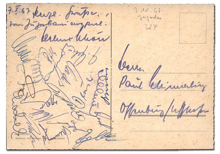 Nationalmannschaft 1967  | Postkarte geschrieben von Helmut Schön vom Fußball-Länderspiel Jugoslawien - Deutschland am 7.10.1967 in Hamburg mit 17 original Signaturen der deutschen Spieler. 14,5x10,5 cm.