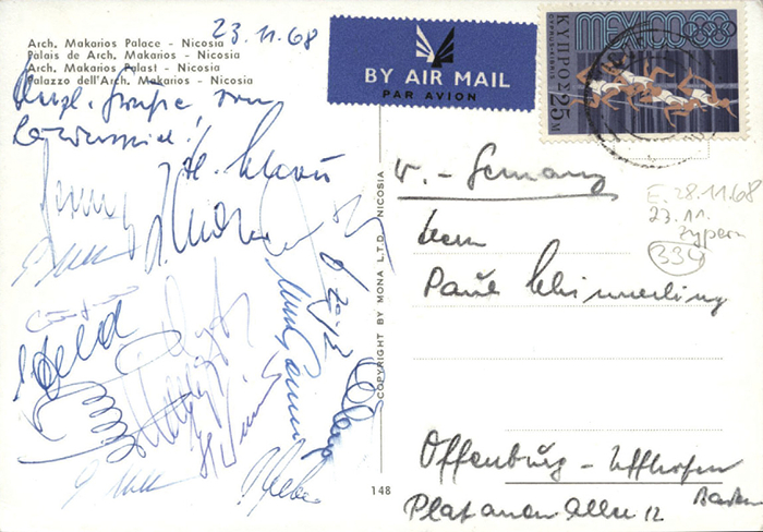 Nationalmannschaft 1968  | Postkarte geschrieben von Helmut Schön vom Länderspiel Zypern - Deutschland am 23.11.1968 mit ca. 18 Originalsignaturen der deutschen Nationalmannschaft. 15x10 cm.