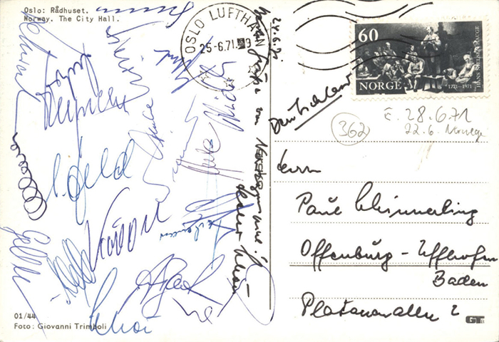 Nationalmannschaft 1971  | Gruß-Postkarte aus Oslo geschrieben von Helmut Schön vom Länderspiel Norwegen - Deutschland am 22.6.1971 mit ca. 16 Originalsignaturen der deutschen Nationalmannschaft. 14,5x10,5 cm
