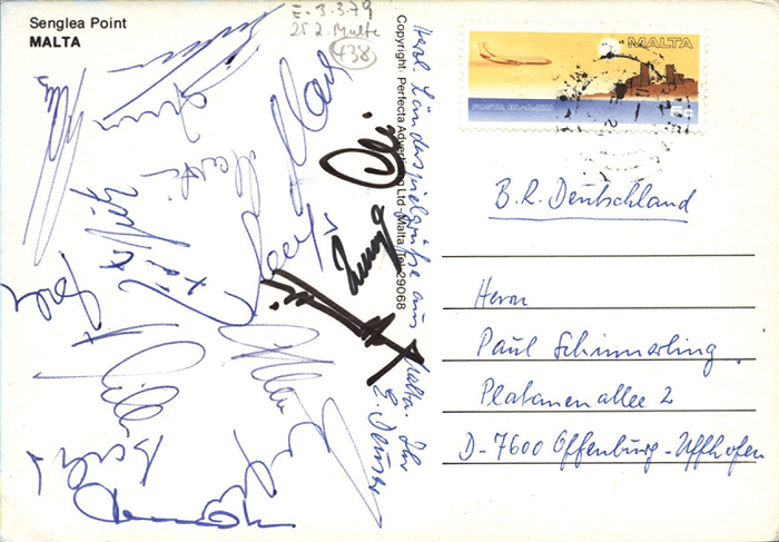 Nationalmannschaft 1979  | Postkarte von Erich Deuser vom Länderspiel Deutschland gegen Malta in Gzira am 25.2.1979 mit ca. 16 Originalsignaturen der deutschen Nationalmannschaft, 15x10,5 cm.