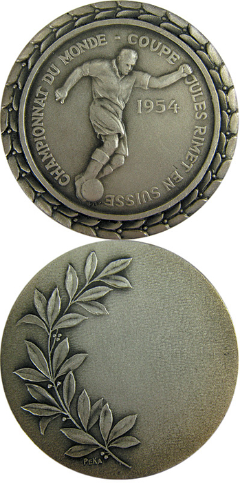 Participation Medal: World Cup 1954. - Silver plated medal given to players, assistants and referees. „Championnat du Monde - Coupe Jules Rimet en Suisse 1954“. Size 4.2 cm. Very rare!! EF. This medal featuring the laurel wreath was not available for purchase; it was issued by the World Cup organizing committee exclusively to the players, coaches, support staff, and referees of the teams participating in the football World Cup. Condition: A-