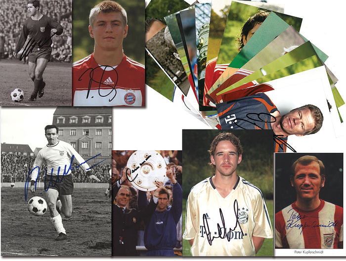 Sorry, no english description is available. ...  -  Condition: A.....Signaturen von Beckenbauer, Pumm, Balack, Kupferschmitt, Labbadia, Kroos, Kose, Kahn, Laudrup, Lahm, Laudrup, G.Müller, Oblak, L.Toni, Roth, Sernkopf, Podolski, M.Rummenigge, Hergreaves,  van Buyten, Ohlhauser. --Alles face-to-face Autographen!!!