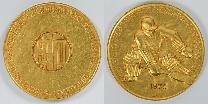 Siegermedaille 1967  | Goldmedaille der Eishockey - Weltmeisterschaften 1970 in Wien mit der Inschrift „Championnat du Monde. World Championship" und der Gravur "1970“. Bekamen die Spieler der UdSSR für den Weltmeister Titel. Hersteller: "Hugenin". Bronze, vergoldet, 6 cm.
