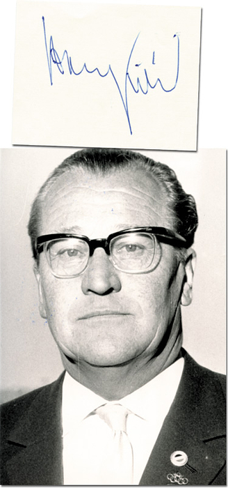 Kilian, Hanns  | (1905-1981) S/W-Foto mit Originalsignatur von Hanns Kilian. Deutscher Bobfahrer, Bronzemedaille Olympia 1928 im Fünferbob, Bronzemedaille Olympia 1932 im Viererbob und 3-maliger Weltmeister 1932, 1934 und 1935. 15x11 cm. Dabei Blancobeleg mit original Sgnatur von Kilian, 10,5x7,5 cm