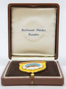 Teilnehmerabzeichen 1956  | Olympische Winterspiele Cortina d´Ampezzo 1956. Offizielles Teilnehmerabzeichen mit der Aufschrift "F.S.I." (Internationaler Verband). Bronze, vergoldet, farbig emailliert, 5x4. In original Lederbox mit den Olympischen Ringen und der Jahreszahl "1956" (9x8x2,2 cm). - Bild 4