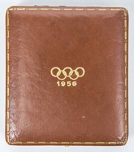 Olympic Winter Games 1956. Participation badge - 1956 Winter Olympics Cortina d'Ampezzo. Official participant badge with the inscription "FSI" (International Federation). Bronze, gold-plated, color enameled, 5 x 4 cm. In original leather box with the Olympic rings and the year "1956" (9 x 8 x 2.2 cm). --(Ebel 1956-W-004). Only 21 badges were issued! Condition: A - Bild 5