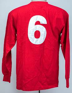  - World Cup 1966 England: Official replica jersey of the English Football Association, commemorating the 50th anniversary of the 1966 World Cup Final, featuring an embroidered match print: "England 4 – West Germany 2. 30th July 1966. Empire Stadium Wembley." Bearing the squad number "6" of Bobby Moore. Signed by 7 members of England's 1966 World Cup-winning squad: Jack Charlton (1935–2020), Geoff Hurst, George Cohen (1939–2022), Martin Peters (1943–2019), Gordon Banks (1937–2019), Roger Hunt (1938–2021), and Ray Wilson (1934–2018). --Long-sleeved, cotton, featuring an embroidered FA logo patch and a sewn-on linen back number. Size M. All signatures are clean and clear! Condition: A - Bild 2