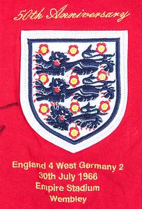  - World Cup 1966 England: Official replica jersey of the English Football Association, commemorating the 50th anniversary of the 1966 World Cup Final, featuring an embroidered match print: "England 4 – West Germany 2. 30th July 1966. Empire Stadium Wembley." Bearing the squad number "6" of Bobby Moore. Signed by 7 members of England's 1966 World Cup-winning squad: Jack Charlton (1935–2020), Geoff Hurst, George Cohen (1939–2022), Martin Peters (1943–2019), Gordon Banks (1937–2019), Roger Hunt (1938–2021), and Ray Wilson (1934–2018). --Long-sleeved, cotton, featuring an embroidered FA logo patch and a sewn-on linen back number. Size M. All signatures are clean and clear! Condition: A - Bild 3