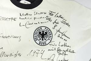  - Replica Germany 1974 World Cup Jersey, featuring 11 original signatures from the 1974 DFB World Champions: Beckenbauer, Vogts, Cullmann, Netzer, Heynckes, Wimmer, Maier, Bonhof, Breitner, Schwarzenbeck, and Overath. --Cotton, featuring a sewn-on, embroidered DFB logo. Size M. All signatures were personally collected by the consignor. Numerous dedications from the players appear on the jersey. Clean and clear signatures. A beautiful display piece! Condition: A - Bild 4