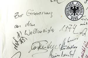  - Replica Germany 1974 World Cup Jersey, featuring 11 original signatures from the 1974 DFB World Champions: Beckenbauer, Vogts, Cullmann, Netzer, Heynckes, Wimmer, Maier, Bonhof, Breitner, Schwarzenbeck, and Overath. --Cotton, featuring a sewn-on, embroidered DFB logo. Size M. All signatures were personally collected by the consignor. Numerous dedications from the players appear on the jersey. Clean and clear signatures. A beautiful display piece! Condition: A - Bild 5