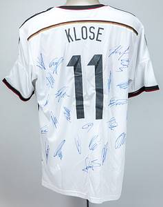  - Original, authentic Adidas Germany fan jersey – 2014 FIFA World Cup. Features the back number "11" of Miroslav Klose. Includes the match print from the Final: "Germany v Argentina, July 13, 2014, Rio de Janeiro." Bears a total of 22 original autographs from the players and coaching staff of the 2014 World Champions, Germany: Neuer, Lahm, Boateng, Hummels, Höwedes, Kramer, Schürrle, Schweinsteiger, T. Müller, Kroos, Özil, Mertesacker, Klose, Götze, Podolski, Draxler, Mustafi, Löw, Flick, Köpke, and Bierhoff. --Short-sleeve, Made in Thailand, Date of manufacture: 3/14, adidas adizero, Size L. Autograph obtained in person. Condition: A - Bild 3