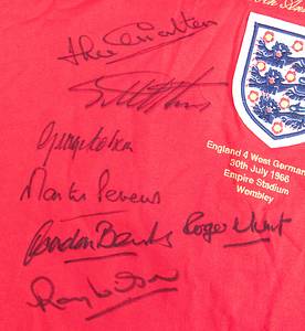 Weltmeister 1966  | Offizielles Replica Trikot des englischen Fußballverbandes zum 50jährien Jubiläum des Endspiels um die Fußball - Weltmeisterschaft 1966 mit eingesticktem match print "England 4 - West Germany 2. 30th July 1966. Empire Stadium Wembley". Mit der Rückennummer "6" von Bobby Moore. Mit 7 original Signaturen der Fußball - Weltmeister 1966 England: Jack Charlton (1935-2020), Geoff Hurst, George Cohen (1939-2022), Martin Peters (1943-2019), Godon Banks (1937-2019), Roger Hunt (1938-2021), Ray Wilson (1934-2018). - Bild 4