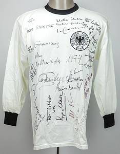  - Replica Germany 1974 World Cup Jersey, featuring 11 original signatures from the 1974 DFB World Champions: Beckenbauer, Vogts, Cullmann, Netzer, Heynckes, Wimmer, Maier, Bonhof, Breitner, Schwarzenbeck, and Overath. --Cotton, featuring a sewn-on, embroidered DFB logo. Size M. All signatures were personally collected by the consignor. Numerous dedications from the players appear on the jersey. Clean and clear signatures. A beautiful display piece! Condition: A - Bild 2