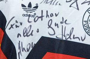  - World Cup 1990: Adidas Germany 1990 fan jersey. With 14 original signatures of the 1990 German World Cup champions: Bein, Brehme, Völler, Augenthaler, Reuter, Möller, Helmer, Häßler, Kohler, Kuntz, Riedle, Buchwald, Littbarski, Thon --Size 7/8 (fits like a "Small"). All signatures were obtained in person by the consignor. Features numerous player dedications. Condition: A- - Bild 4