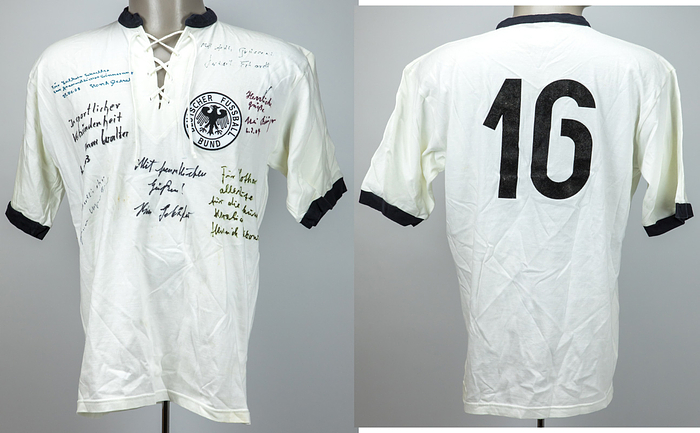  - World Cup 1954: Retro DFB Football Jersey – 1954 World Cup. Featuring the squad number "16" for Fritz Walter. With 7 original signatures from players of the 1954 World Cup-winning team: Eckel, O. Walter, Erhardt, Biesinger, Schäfer, Kwiatkowski, and Paff. --Cotton, Size 5/6. Features an embroidered, sewn-on DFB logo; the back number is felted. The consignor obtained all signatures in person between 2004 and 2009. All include player dedications. All players are now deceased! The signatures are clean and clear. A beautiful display piece! Condition: A-