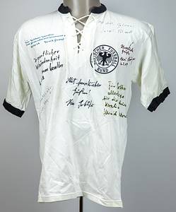 Weltmeister 1954  | Retro Trikot DFB Fußball - Weltmeisterschaft 1954.Mit der Rückennummer "16" für Fritz Walter. Mit 7 original Signaturen der Spieler des Fußball Weltmeister 1954: Eckel, O.Walter, Erhardt, Biesinger, Schäfer, Kwiatkowski, Paff. - Bild 2
