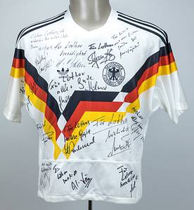  - World Cup 1990: Adidas Germany 1990 fan jersey. With 14 original signatures of the 1990 German World Cup champions: Bein, Brehme, Völler, Augenthaler, Reuter, Möller, Helmer, Häßler, Kohler, Kuntz, Riedle, Buchwald, Littbarski, Thon --Size 7/8 (fits like a "Small"). All signatures were obtained in person by the consignor. Features numerous player dedications. Condition: A- - Bild 2