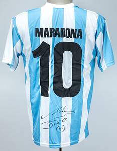Maradona - Trikot  | Retrotrikot der argentinischen Natinonalmannschaft mit der Rückennummer "10". Mit Originalsignatur von Diego Maradona auf der Rückseite!!! Unterschrift wurde bei einer privaten Autogrammstunde 200 in Buenos - Aires in einem 5 Sterne Hotel gegeben. Mit COA von "Allstar Siggnings 4U Ltd." . - Bild 2