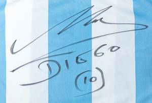 Maradona - Trikot  | Retrotrikot der argentinischen Natinonalmannschaft mit der Rückennummer "10". Mit Originalsignatur von Diego Maradona auf der Rückseite!!! Unterschrift wurde bei einer privaten Autogrammstunde 200 in Buenos - Aires in einem 5 Sterne Hotel gegeben. Mit COA von "Allstar Siggnings 4U Ltd." . - Bild 3