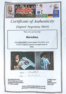 Maradona - Trikot  | Retrotrikot der argentinischen Natinonalmannschaft mit der Rückennummer "10". Mit Originalsignatur von Diego Maradona auf der Rückseite!!! Unterschrift wurde bei einer privaten Autogrammstunde 200 in Buenos - Aires in einem 5 Sterne Hotel gegeben. Mit COA von "Allstar Siggnings 4U Ltd." . - Bild 4