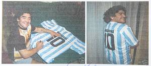  - Retrotrikot der argentinischen Natinonalmannschaft mit der Rückennummer "10". Mit Originalsignatur von Diego Maradona auf der Rückseite!!! Unterschrift wurde bei einer privaten Autogrammstunde 200 in Buenos - Aires in einem 5 Sterne Hotel gegeben. Mit COA von "Allstar Siggnings 4U Ltd." -Size S. The jersey features no front printing! A beautiful, clean signature from Maradona! Condition: A - Bild 5