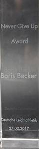1)Boris Becker Ehrenpreis DLV 2017  | Ehrenpreis des Deutschen Leichtatheltikverbands "Never give up Award" für Boris Becker am 27.02.2017. Glassteele mit holgaphischer Inschrift "Never Give Up Award Boris Becker Deutsche Leichtatheltik 27.02.2017" Glas, Gewicht 3,1 kg, 25x6,5x6,5 cm Unikat! Mit Echheitszertifikat von AGON. - Bild 2