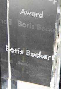 1)Boris Becker Ehrenpreis DLV 2017  | Ehrenpreis des Deutschen Leichtatheltikverbands "Never give up Award" für Boris Becker am 27.02.2017. Glassteele mit holgaphischer Inschrift "Never Give Up Award Boris Becker Deutsche Leichtatheltik 27.02.2017" Glas, Gewicht 3,1 kg, 25x6,5x6,5 cm Unikat! Mit Echheitszertifikat von AGON. - Bild 3