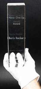 1)Boris Becker Ehrenpreis DLV 2017  | Ehrenpreis des Deutschen Leichtatheltikverbands "Never give up Award" für Boris Becker am 27.02.2017. Glassteele mit holgaphischer Inschrift "Never Give Up Award Boris Becker Deutsche Leichtatheltik 27.02.2017" Glas, Gewicht 3,1 kg, 25x6,5x6,5 cm Unikat! Mit Echheitszertifikat von AGON. - Bild 5