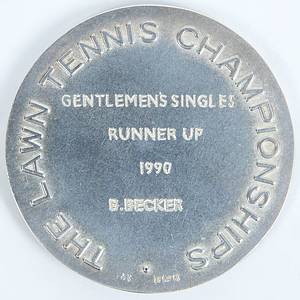 1)Siegermedaille Wimbeldon 1990 Boris Becker  | Original Siegermedaille / Runners Up medal von Boris Becker für das Endspiel  Wimbledon Championships 1990 gegen Stefan Edberg am 8.7.1990. Mit der Aufschrift "The Lawn Tennis Championships" mit der Gavur "Gentlemens Singles Runner Up 1990 B.Becker". Silber (gepunzt; Gewicht 27 Gramm), Hersteller Fattorini, Birmingham. 3,8 cm. Im original Etui und original Samtbeutel für das Etui. Museumstück!!! Mit Echtheitszertifikat von AGON. - Bild 3