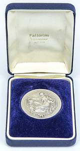 1)Siegermedaille Wimbeldon 1990 Boris Becker  | Original Siegermedaille / Runners Up medal von Boris Becker für das Endspiel  Wimbledon Championships 1990 gegen Stefan Edberg am 8.7.1990. Mit der Aufschrift "The Lawn Tennis Championships" mit der Gavur "Gentlemens Singles Runner Up 1990 B.Becker". Silber (gepunzt; Gewicht 27 Gramm), Hersteller Fattorini, Birmingham. 3,8 cm. Im original Etui und original Samtbeutel für das Etui. Museumstück!!! Mit Echtheitszertifikat von AGON. - Bild 4
