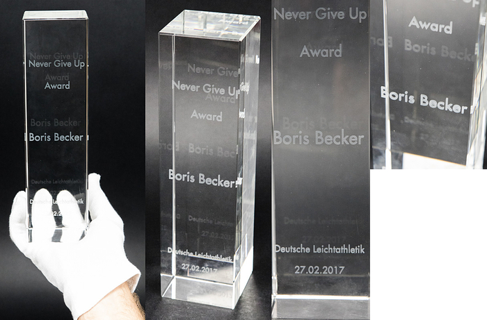 1)Boris Becker Ehrenpreis DLV 2017  | Ehrenpreis des Deutschen Leichtatheltikverbands "Never give up Award" für Boris Becker am 27.02.2017. Glassteele mit holgaphischer Inschrift "Never Give Up Award Boris Becker Deutsche Leichtatheltik 27.02.2017" Glas, Gewicht 3,1 kg, 25x6,5x6,5 cm Unikat! Mit Echheitszertifikat von AGON.