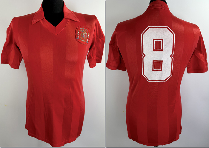 match issued football shirt Spain 1984 - Original match-worn Spain player shirt with the number 8, worn by Víctor Muñoz. Worn in a match of the UEFA Euro 1984 European Championship in France. The shirt comes from the collection of a former DFB (German Football Association) employee. ABB status; short-sleeved; size L; federation emblem sewn on; player number applied using the wet flocking process; polyester blend. Condition: A