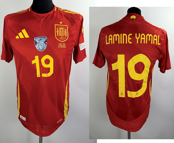 Spanien - Trikot 2024 Yamal  | Original match issued Spanien Spielertrikot mit der Nummer 19 von Lamine Yamal, vorbereitet für das Europameisterschaftspiel gegen Italien am 20.06.2024 in Gelsenkirchen. Status AAB.