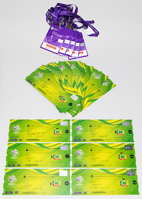 Eintrittskarte WM2006  | 20 Tickets der Fussball-Weltmeisterschaft 2006 in Deutschland: Je 20x8cm. Außerdem 5 Stadionpässe jeweils mit Halsband, Kunststoff je 12,5x8,5 cm