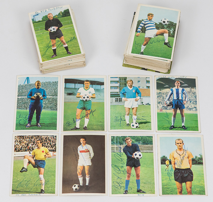 Sammelbilder-Bergmann 1965 - 70  | 154 Bergmann Sammelbilder aus verschiedenen Serien 1965 - 1970 alle mit original Signaturen der Spieler, Karton, je 9,5x6,5 cm
