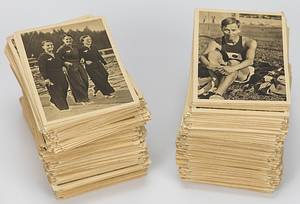 Sammelbilder-Muratti 1-3, Richter,Walter | 700 Sammelbilder von Muratti aus der Serie A) Brennpunkte des deutschen Sports. Band 1: Zwischen den Olympischen Spielen. B) Band 2: Sportvölker bereiten sich vor. C) Band 3: Die XI.Olympiade 1936 Berlin. Je 8,5x6 cm - Bild 2