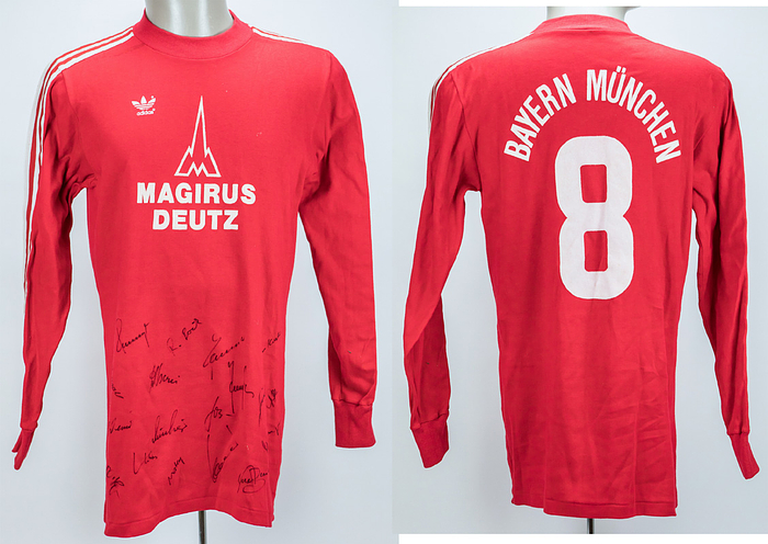 München, Bayern - Trikot 1980/1981  | Original match worn / issued Spielertrikot vom FC Bayern München mit der Rückennummer 8. Getragen / vorbereitet für ein Spiel der Fußball Bundesliga in der Saison 1980/1981. Trikot ist Team signiert (u.a. Rummenigge, Junghans, Hoeneß, Mathy, Dürnberger, Aas u.a.). Status:ABC.