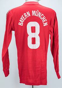 Bayern Munich 1980/81 shirt - Original match-worn/issued FC Bayern Munich player shirt, with the number 8 on the back. Worn or prepared for a Bundesliga match during the 1980/1981 season. The shirt is signed by the team (including signatures from Rummenigge, Junghans, Hoeneß, Mathy, Dürnberger, Aas, and others). Status:ABC. Long-sleeved shirt; size 7/8 large; 'Magirus Deutz' advertising print in flock; rubberized adidas logo; player number and 'Bayern München' lettering on the back in flock; adidas. Condition: A- - Bild 2