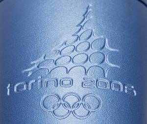 Olympic torch Turin 2006 - Original Olympic torch from the 2006 Turin Olympic Games. With an aluminum body encased in blue technopolymer, with the inscription "Torino 2006," the Olympic logo, and the Olympic rings. Height: 77 cm. Designed by Pininfarina. Includes the original fabric bag and the original stand, which bears the inscription "XX Giochi Olimpici Invernali Torino 2006." The consignor carried this torch during the Olympic torch relay in Naples on December 31, 2005. It features burn marks on the torch head. The number "146" is handwritten on the base of the handle. —An impressive piece of Olympic history. Condition: A - Bild 3
